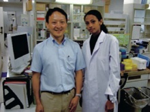 2009年、アミラは大変熱心に分子生物学の実験を行っていた