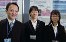 発表を終えて。田中教授（左）と湯澤明夏さん（88期、中央）と柴田ひなさん（88期、右）。