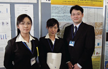 優秀賞の石川麻倫さん（87期、左）と大場彩音さん（87期、中央）。 症例報告が多い学生ポスターとしてはめずらしい研究発表。 指導した西原准教授（右）。