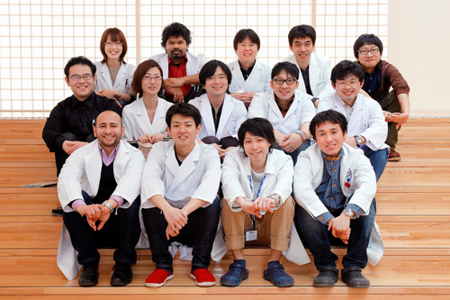 ２０１２年、腫瘍病理学分野で学ぶ大学院生